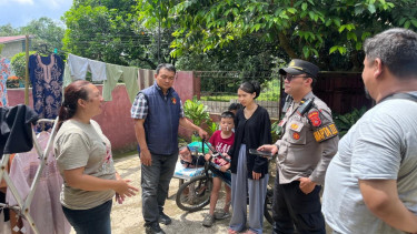 Petugas Polres Purwakarta saat melakukan pengamanan TKP pencurian di Gang Beringin.