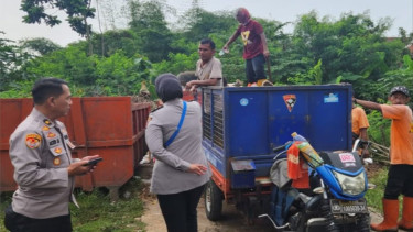 Petugas Polres Purwakarta dan DLH membersihkan serta mengevaluasi pengelolaan sampah di Asrama Kebon Kolot dalam Gerakan ASRI.