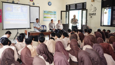 Satlantas Polres Purwakarta edukasi pelajar tentang bahaya bullying dan pentingnya tertib berlalu lintas di Jatiluhur.