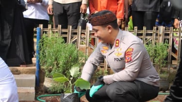 Kapolres Purwakarta mendampingi Bupati menyerahkan KIT sekolah berkebun di SMPN 3 Campaka dalam program “Tatanen di Bale Atikan”.