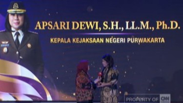 Apsari Dewi menerima penghargaan nasional CNN Indonesia Leading Women Awards 2026 di Jakarta.