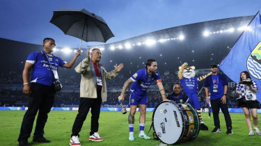 Manajer PERSIB Umuh Muchtar meminta timnya meraih kemenangan di tiga laga sisa demi mempertahankan gelar juara.
