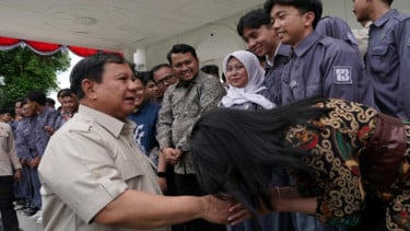 Presiden Prabowo Subianto menerima kunjungan 185 pelajar yang tergabung dalam Forum OSIS Jawa Barat (FOJB) di halaman Istana Merdeka, Jakarta.
