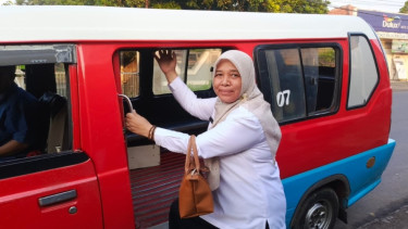 Kadisdik Purwakarta, Sadiyah, menggunakan transportasi umum saat program Rabu Ngumum untuk mendukung efisiensi energi dan mobilitas ramah lingkungan.