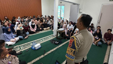 Staf dan perawat Siloam Hospital Purwakarta mengikuti edukasi safety driving bersama Satlantas Polres Purwakarta.