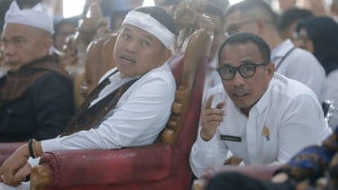 Gubernur Jawa Barat Dedi Mulyadi menemui siswi SMKN 2 Garut korban potong rambut paksa dan memfasilitasi pemulihan mereka di salon profesional.