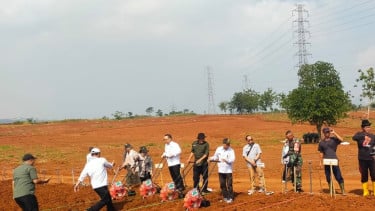 Personel TNI, Polri, pemerintah daerah, dan kelompok tani melakukan penanaman jagung hibrida di Desa Sukajaya, Purwakarta.