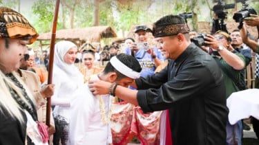 Bupati Purwakarta Saepul Bahri Binzein menghadiri Milangkala Desa Dangdeur ke-43 sekaligus satu tahun Pasar Sasagaran.