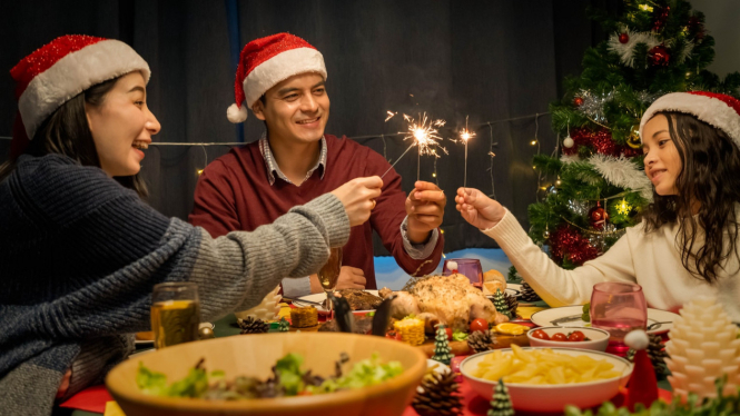 Keluarga Bahagia Menikmati Makan Malam Merayakan Hari Raya Natal