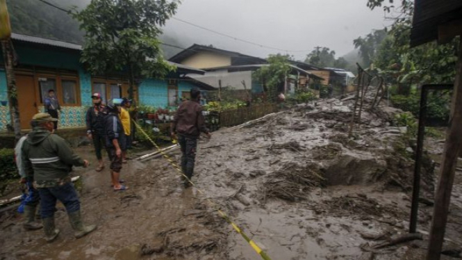 Sejumlah warga bersiaga di lokasi banjir bandang Sumedang.