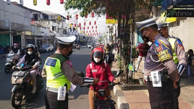 Satlantas Polres Purwakarta saat mengedukasi pengendara sepeda listrik