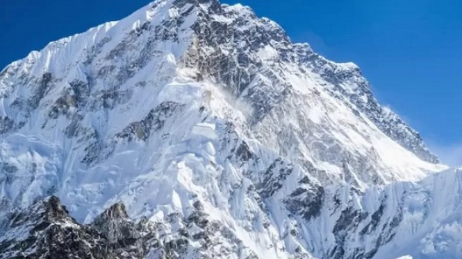 Ilustrasi gunung Everest