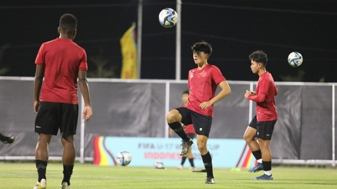 Pemain Timnas Indonesia U-17 saat latihan di GBT