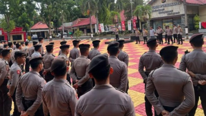 Personel Polres Purwakarta saat akan amankan aksi buruh
