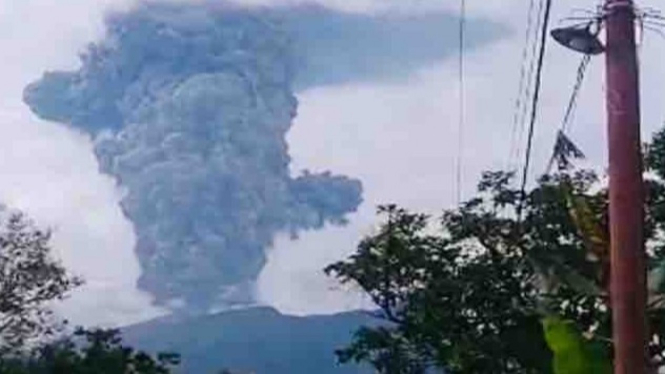 Ilustrasi gunung marapi erupsi