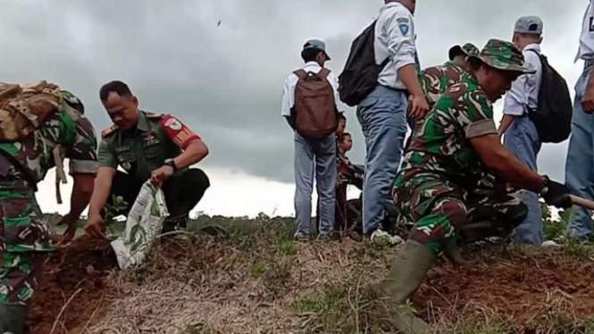 Penanaman pohon di  Situ Cikamar, Kecamatan Campaka.