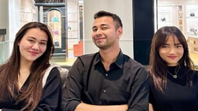 Raffi Ahmad saat poto dengan Fuji dan Aaliyah Massaid