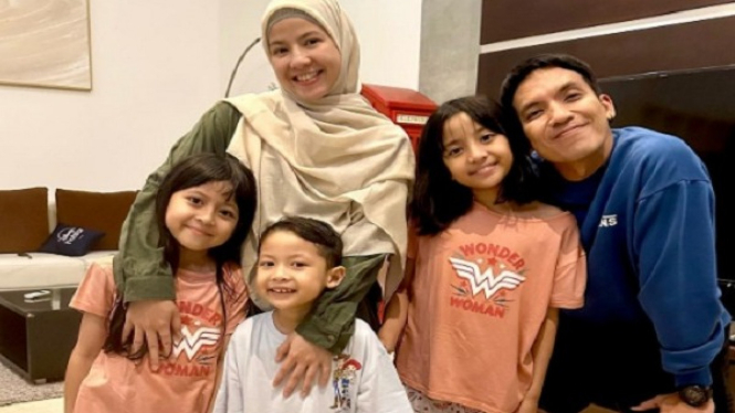 Desta bersama anak dan Mantan Istrinya, Natasha Rizki