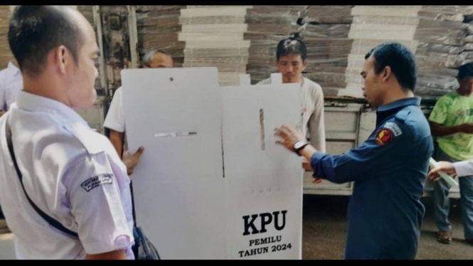 Bawaslu Purwakarta awasi pendistribusian logistik pemilu 2024.