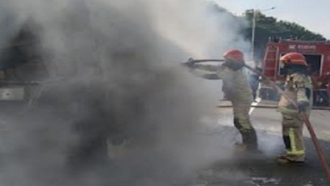 Pemadaman mobil yang terbakar di Tol Cipularang