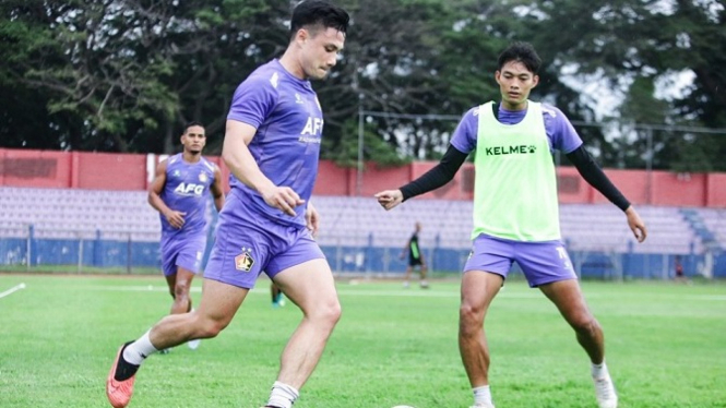 Pemain Persik latihan