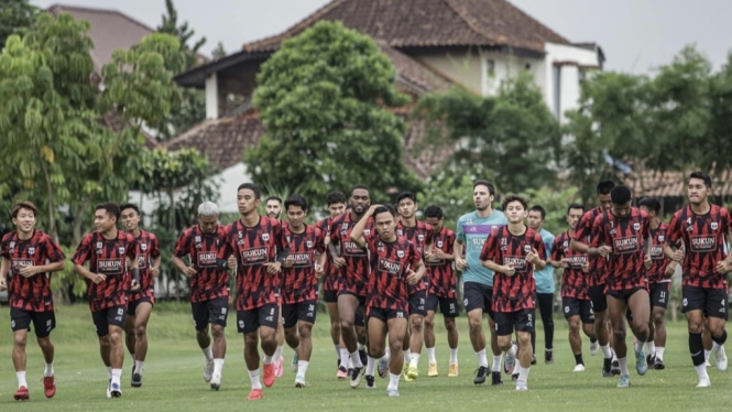 Pemain Rans Nusantara FC latihan
