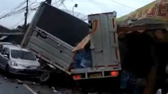 kecelakaan beruntun di jalur puncak Bogor