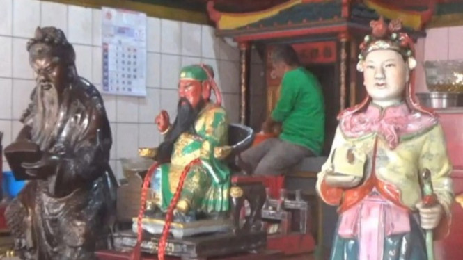 Pembersihan patung dewa di Vihara Purwakarta