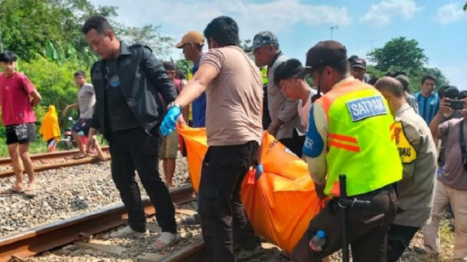 Evakuasi korban tertabrak kereta api