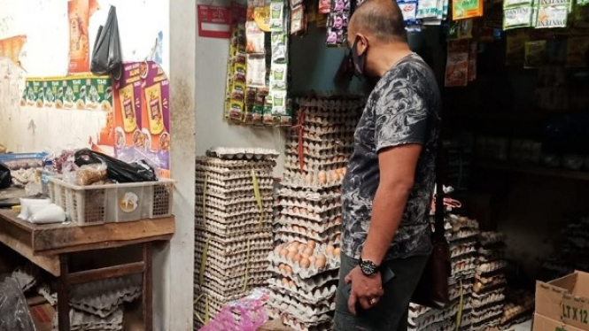 Polisi cek ketersediaan bahan pokok di pasar tradisional.