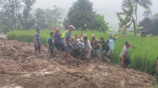 Evakuasi korban longsor di Kabupaten Purwakarta