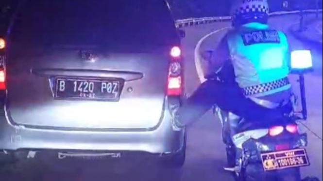 Polisi bantu step mobil mogok di Subang
