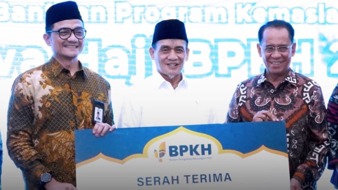 Rektor UICI saat serah terima beaasiswa dari BPKH