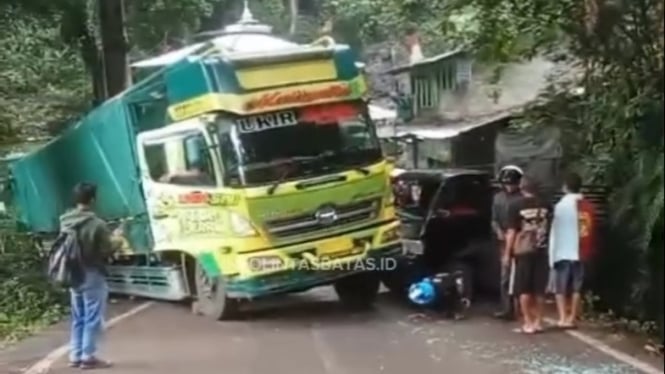 Truk tak kuat nanjak hingga terjadi kecelakaan