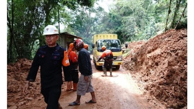 Tim Sar Brimob Polda Jabar bersihkan material longsor