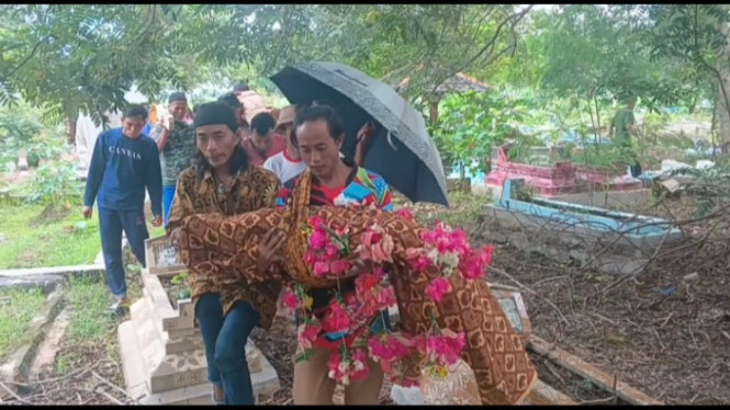 Proses pemakaman balita tewas masuk septic tank