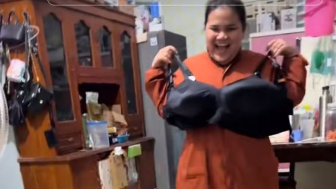 Viral video wanita salah beli BH