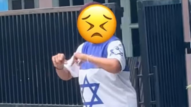 Ibu-ibu pakai baju bergambar bendera Israel