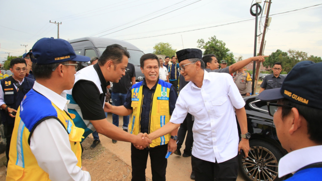 Menteri PU Dody Hanggodo saat meninjau irigasi di Subang