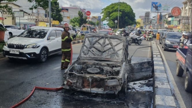 Mobil terbakar di Margonda Depok