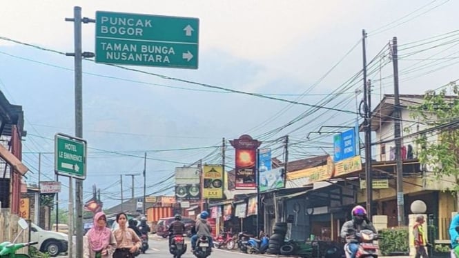 Jalan menuju Puncak, Cisarua, Bogor.