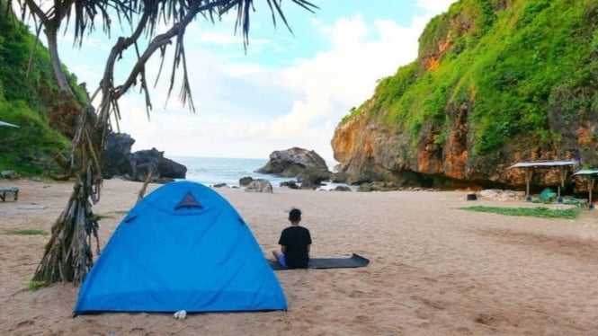 Camping di pantai (ilustrasi)