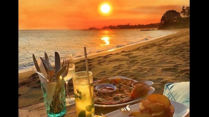 Makan di pinggir pantai (foto ilustrasi).