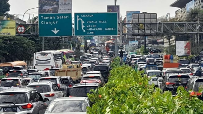 Macet di kawasan wisata Puncak, Bogor.