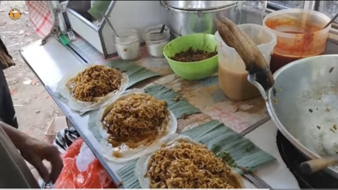 Pak Iwan penjual lumpia pakai mie rendang