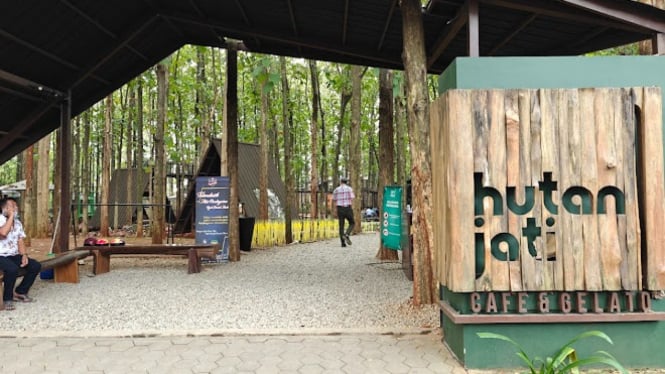 Hutan Jati Cafe & Resto Purwakarta