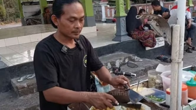 Pak Man berjualan Martabak Telor