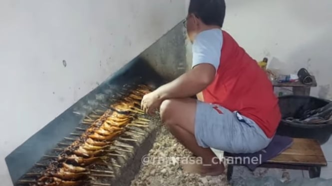 Karyawan Bu Kas Mini, pengusaha usaha bakar ikan dan sambal khas