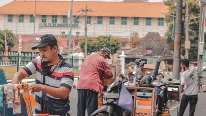 Penjual di depan sekolah