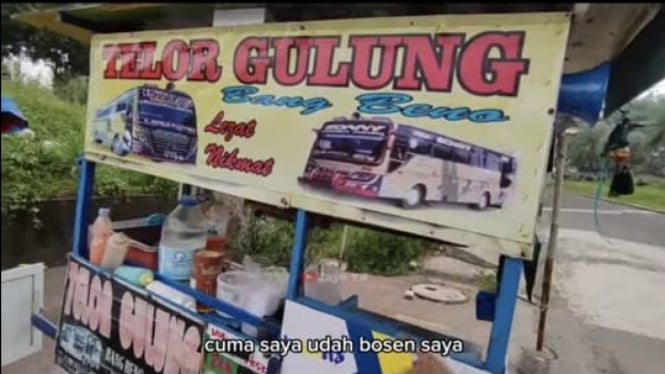 Gerobak telor gulung unik.